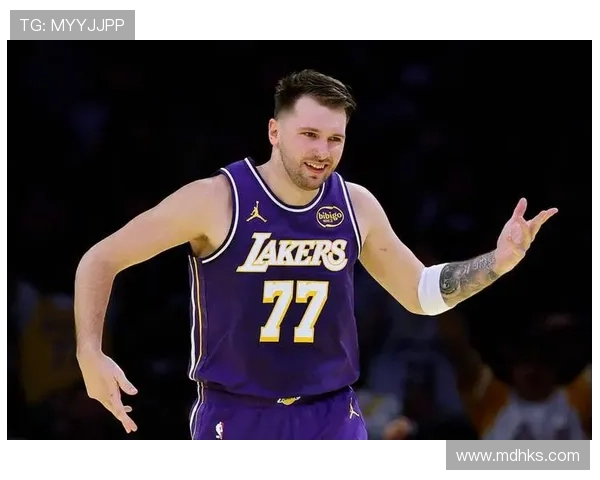 [NBA]东契奇抢断快速传球 里夫斯上篮轻取两分.